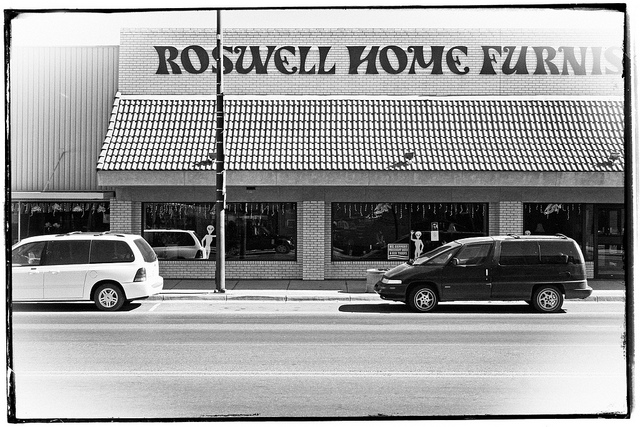 Roswell, New Mexico, Main Street, Aliens Wave from Roswell Home Furnishings